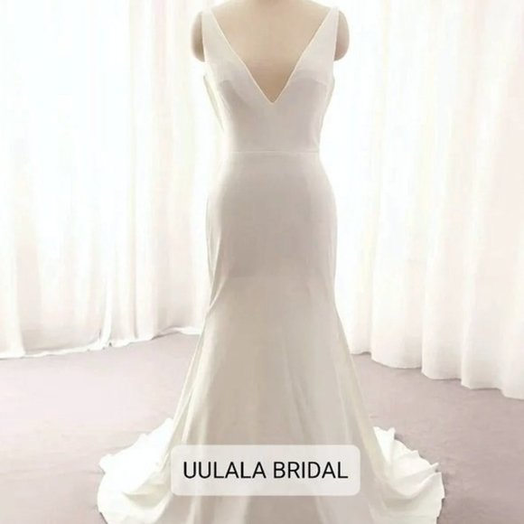 V Neck Mermaid Wedding Dress with Button back - Picture 9 of 16